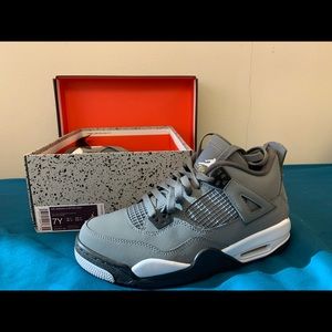 Jordan retro 4 cool Greys (Big kids 7 Women’s 8.5)
